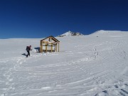 41 Ok , sosta e pranzetto al sacco in questa provvidenziale struttura di legno all'asciutto senza neve 